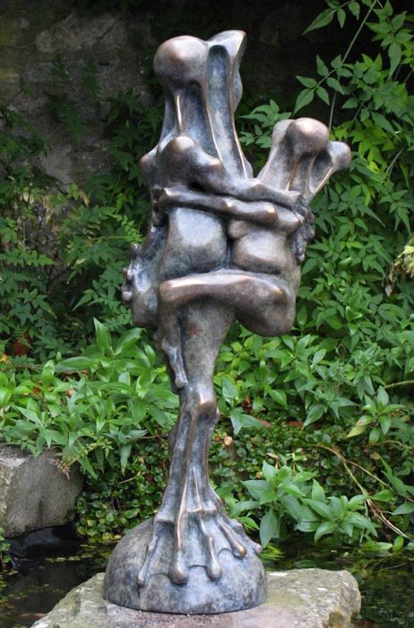 Doc Togen sculpture: frogs in amplexus